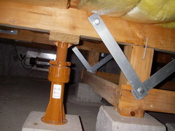 床下換気扇や床下補強金具を取り付けることでも無料調査が商売として成立します